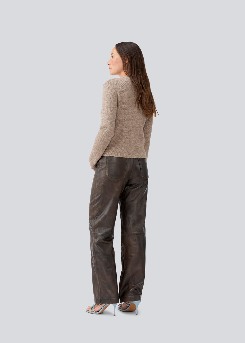 Tætsiddende cardigan i blød strik i beige. TreeMD cardigan har en høj hals og en lynlås lukning fortil. 