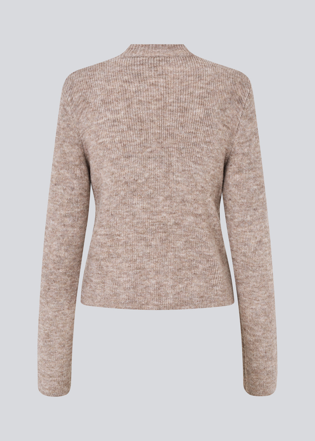 Tætsiddende cardigan i blød strik i beige. TreeMD cardigan har en høj hals og en lynlås lukning fortil. 