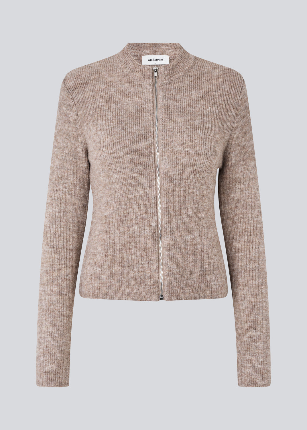 Tætsiddende cardigan i blød strik i beige. TreeMD cardigan har en høj hals og en lynlås lukning fortil. 