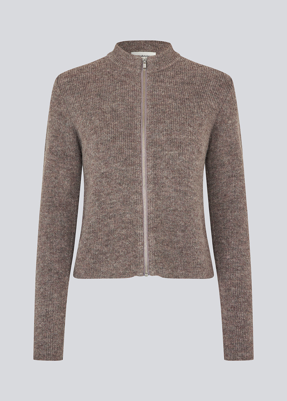 Tætsiddende brun cardigan i blød strik. TreeMD cardigan har en høj hals og en lynlås lukning fortil. 