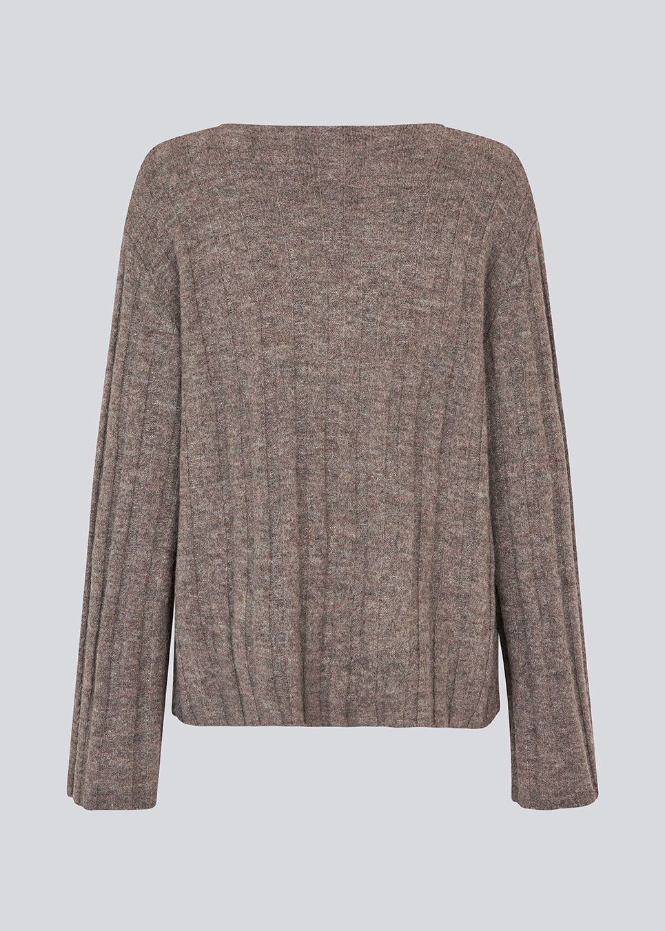 Blød strik i brun med lange ærmer og V-udskæring.  Treemd v-neck har en løs pasform og en slids ved ærmet. 