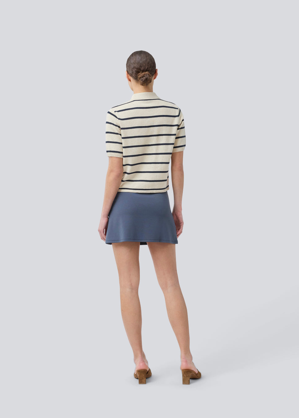 Kort løs nederdel i et strækbart materiale i mørkeblå. TurnerMD flare skirt har en elastik i taljen. Match nederdelen med toppen: TurnerMD tank top.