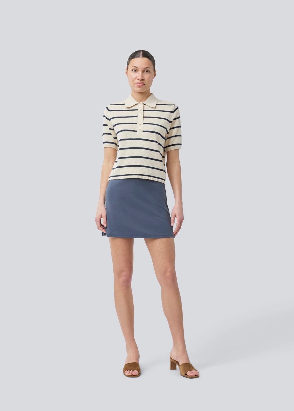 Kort løs nederdel i et strækbart materiale i mørkeblå. TurnerMD flare skirt har en elastik i taljen. Match nederdelen med toppen: TurnerMD tank top.