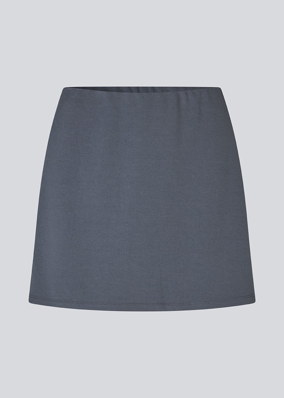 Kort løs nederdel i et strækbart materiale i mørkeblå. TurnerMD flare skirt har en elastik i taljen. Match nederdelen med toppen: TurnerMD tank top.