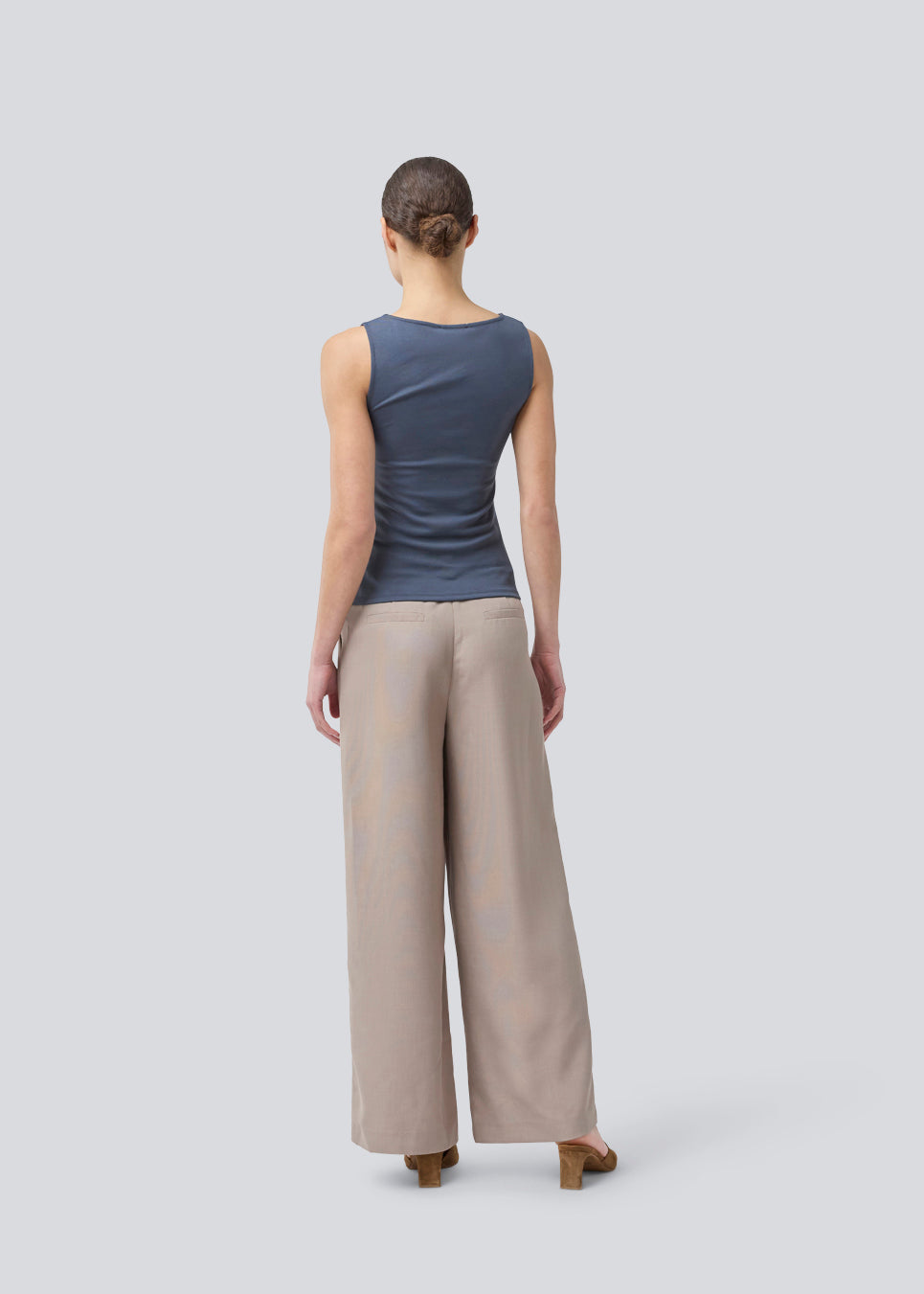 Figursyet top i blå uden ærmer med rund hals. TurnerMD tank top er fremstillet i et strækbart materiale. Match med nederdel: TurnerMD flare skirt.