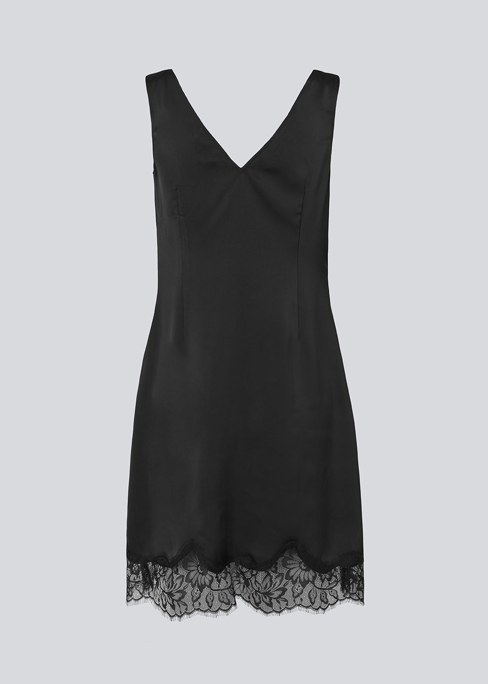 Kort sort satinkjole med blonde detaljer i bunden og over brystet. Vuemd Dress har brede stropper, krydsdetalje med blonder over brystet og en skjult lynlås i siden. En elegant og feminin style, der er perfekt til både hverdag og fest.