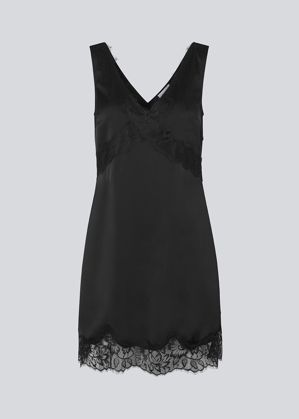 Kort sort satinkjole med blonde detaljer i bunden og over brystet. Vuemd Dress har brede stropper, krydsdetalje med blonder over brystet og en skjult lynlås i siden. En elegant og feminin style, der er perfekt til både hverdag og fest.