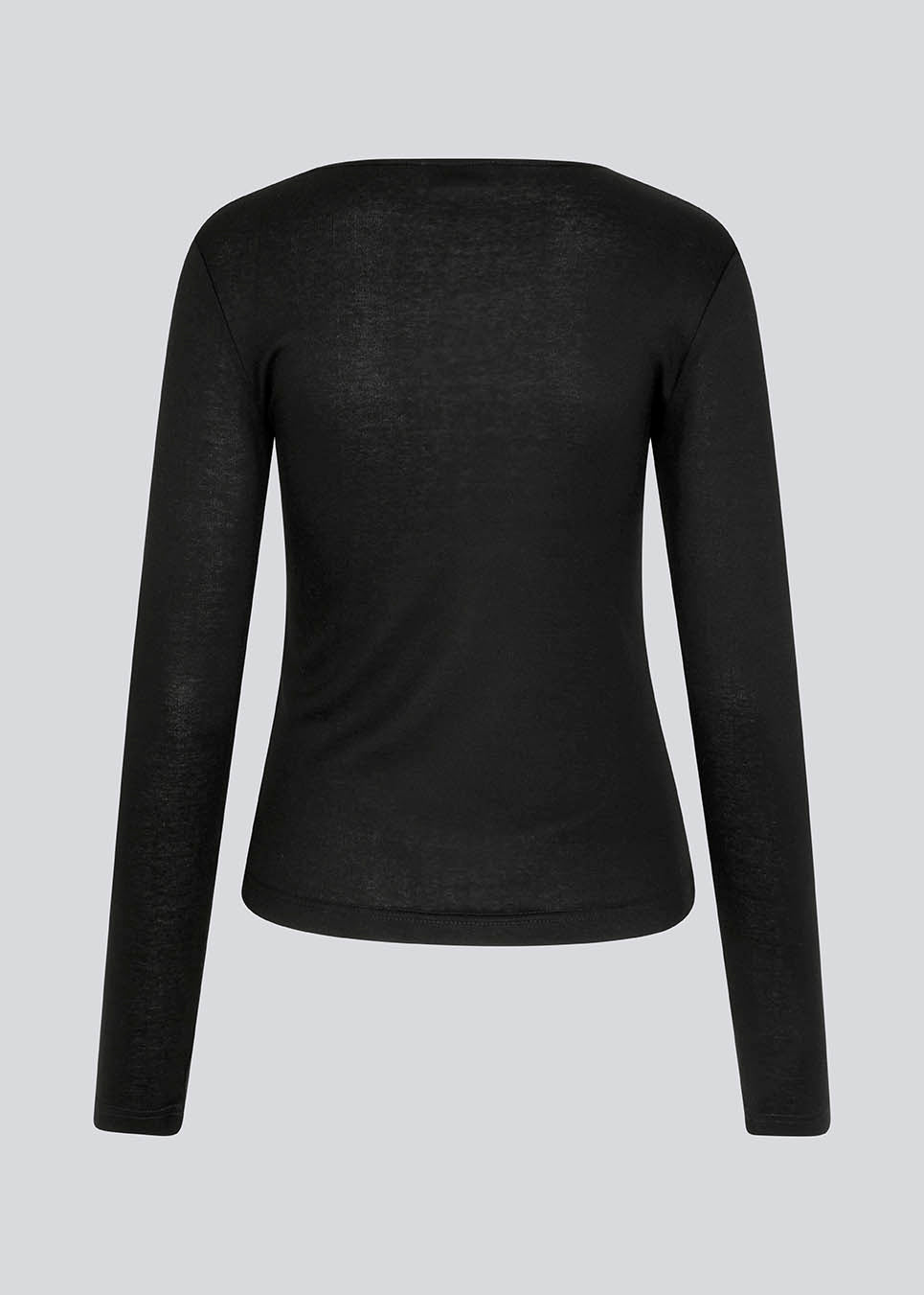 HarperMD LS top i sort er en tætsiddende top med lange ærmer og en rund hals i tynd, blød jersey. Modellen er 175 cm og har en størrelse S/36 på.