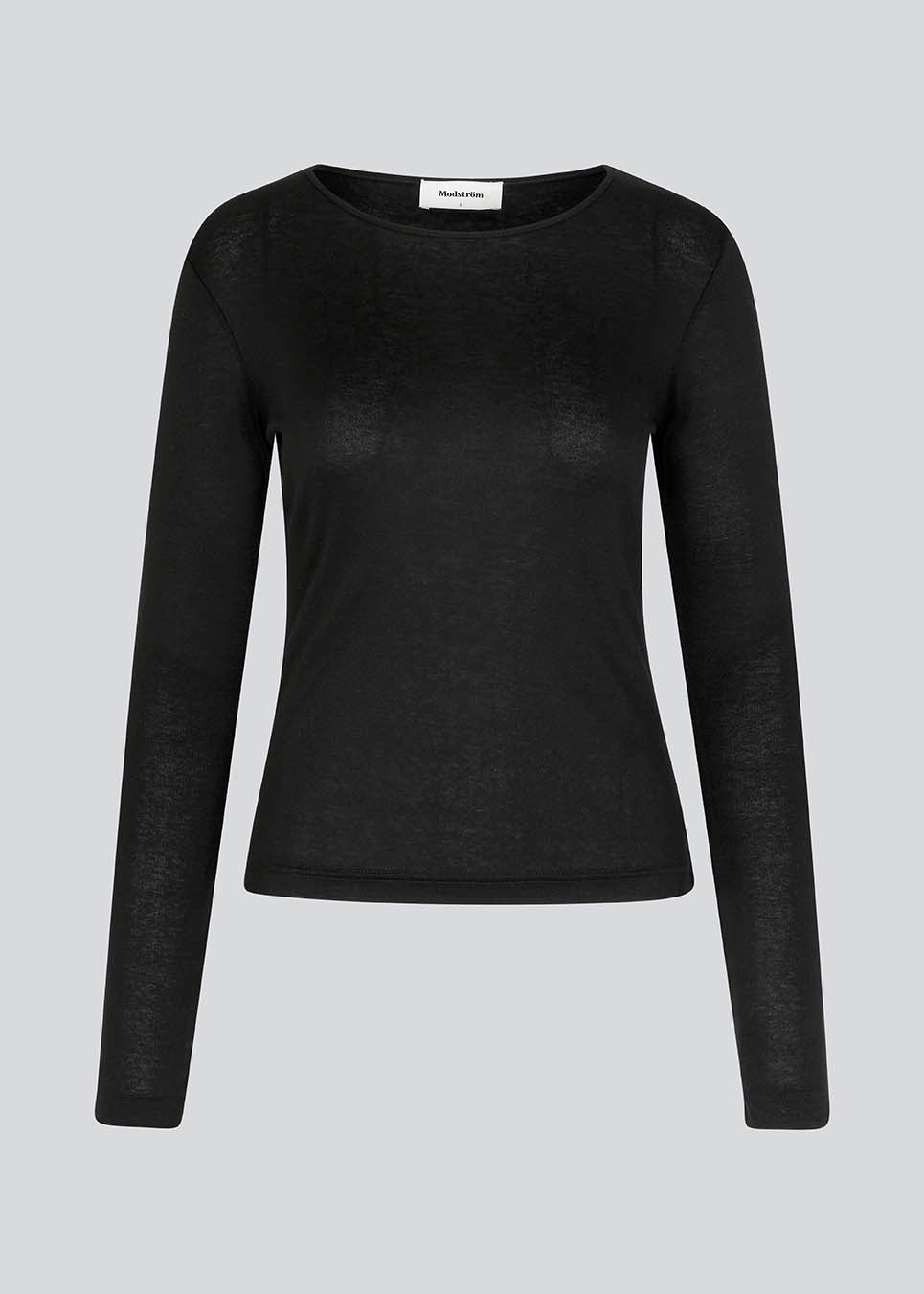 HarperMD LS top i sort er en tætsiddende top med lange ærmer og en rund hals i tynd, blød jersey. Modellen er 175 cm og har en størrelse S/36 på.