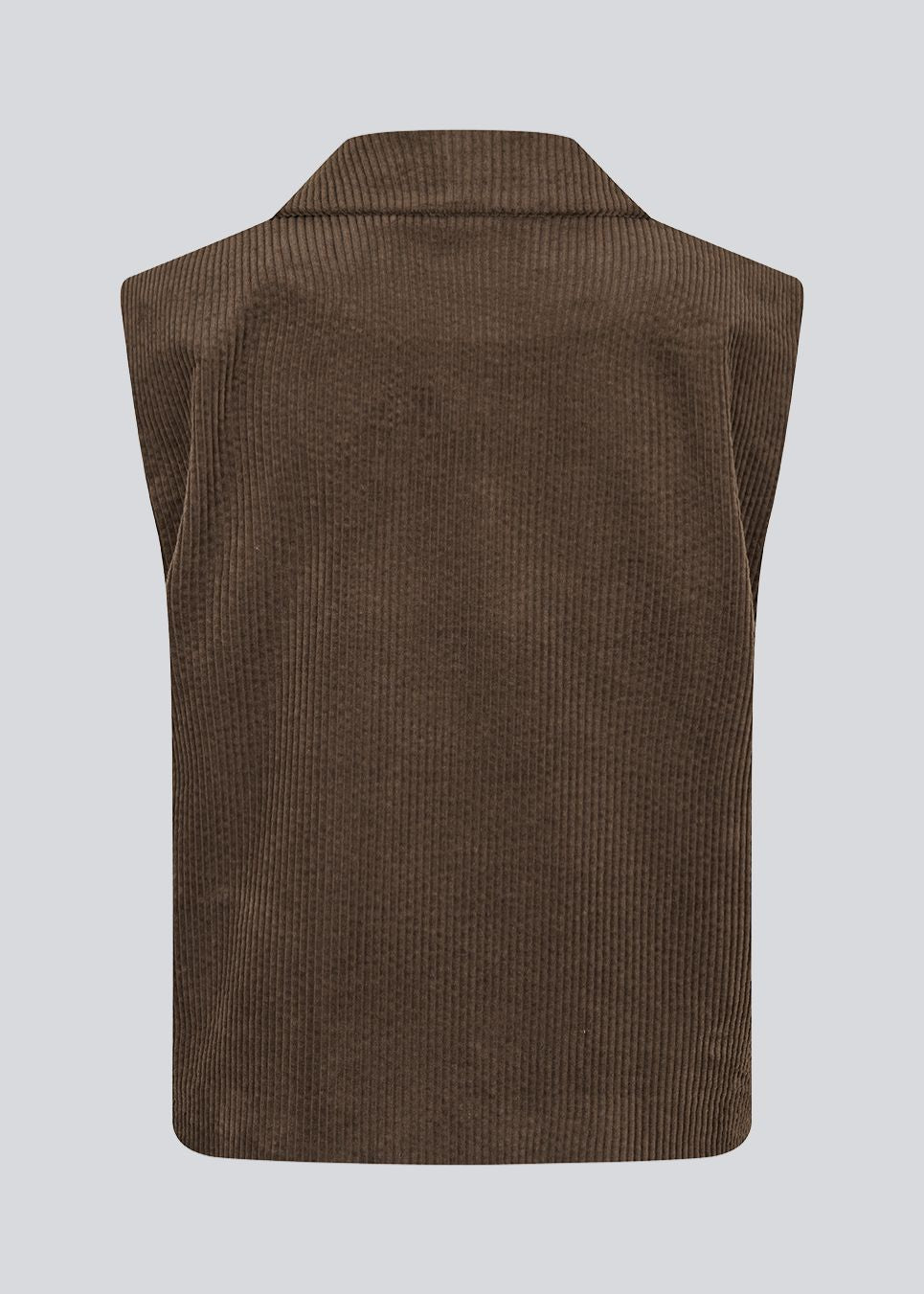 Stilren vest i blød fløjl. Roycemd vest har en moderne asymmetrisk lukning og en enkelt brystlomme. Et alsidigt lag-på-lag item, der er nem at style.