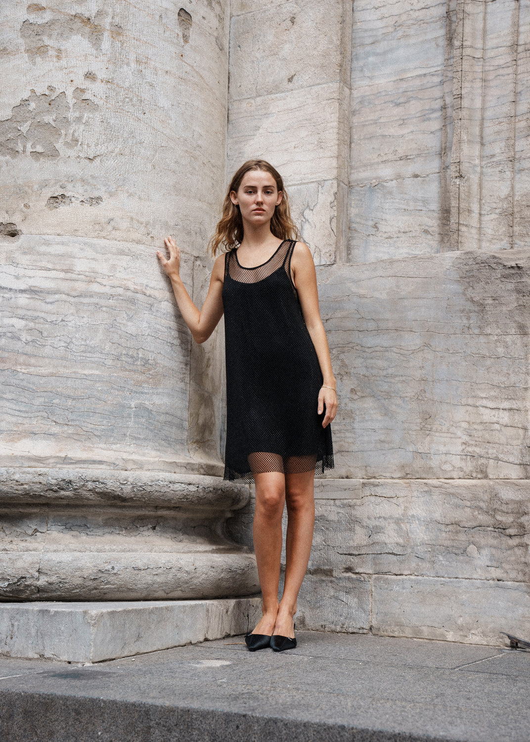 Kort kjole med lige silhuet og brede stropper. FazilMD dress har et gennemsigtigt overlag med skinnende perler og underkjole med v-hals. Modellen er 175 cm og har en størrelse S/36 på.