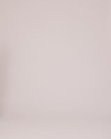 Kort, dobbeltraddet blazer med krave og spidsrevers i beige. AnkerMD short blazer har en lige pasform med to knapper og en dekorativ paspoleret brystlomme.
