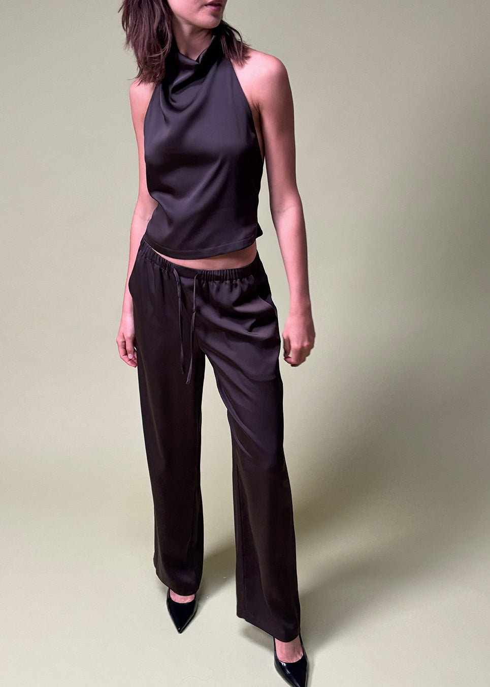 Brune løse satin bukser. Timmiemd pants har brede ben, lommer og en bindelunkning. Et afsalappet fit med et elegant udtryk.