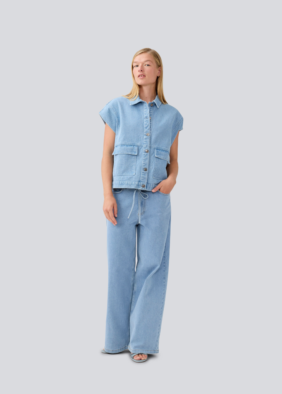 Vest med løs pasform og lav skuldersøm i denim. TenorMD vest har to lommer fortil, skjortekrave og en knappelukning fortil.