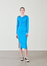 Tætsiddende kjole i flot blå med langt skørt med slidser i siderne. ArniMD dress har en høj v-udskæring med flatterende wrap-detalje over brystet.