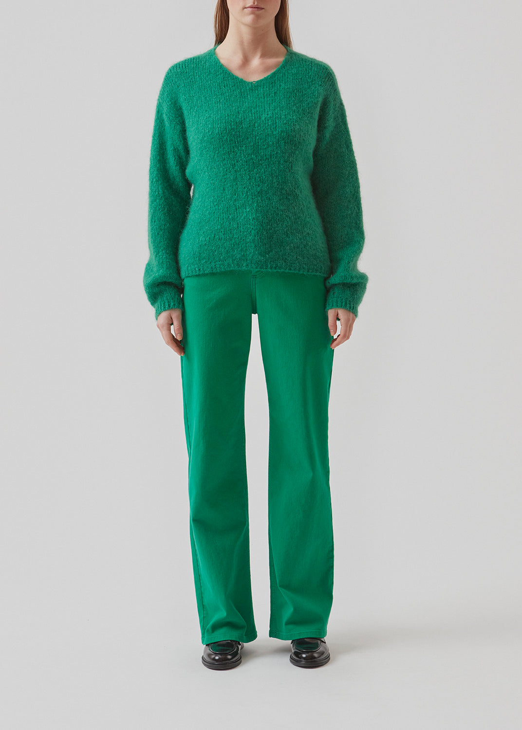 Jeans i grøn i farvet økologisk bomuldsdenim. AmeliaMD jeans har en høj talje, fem lommer og lige, vide ben. Gylp med knap og lynlås.