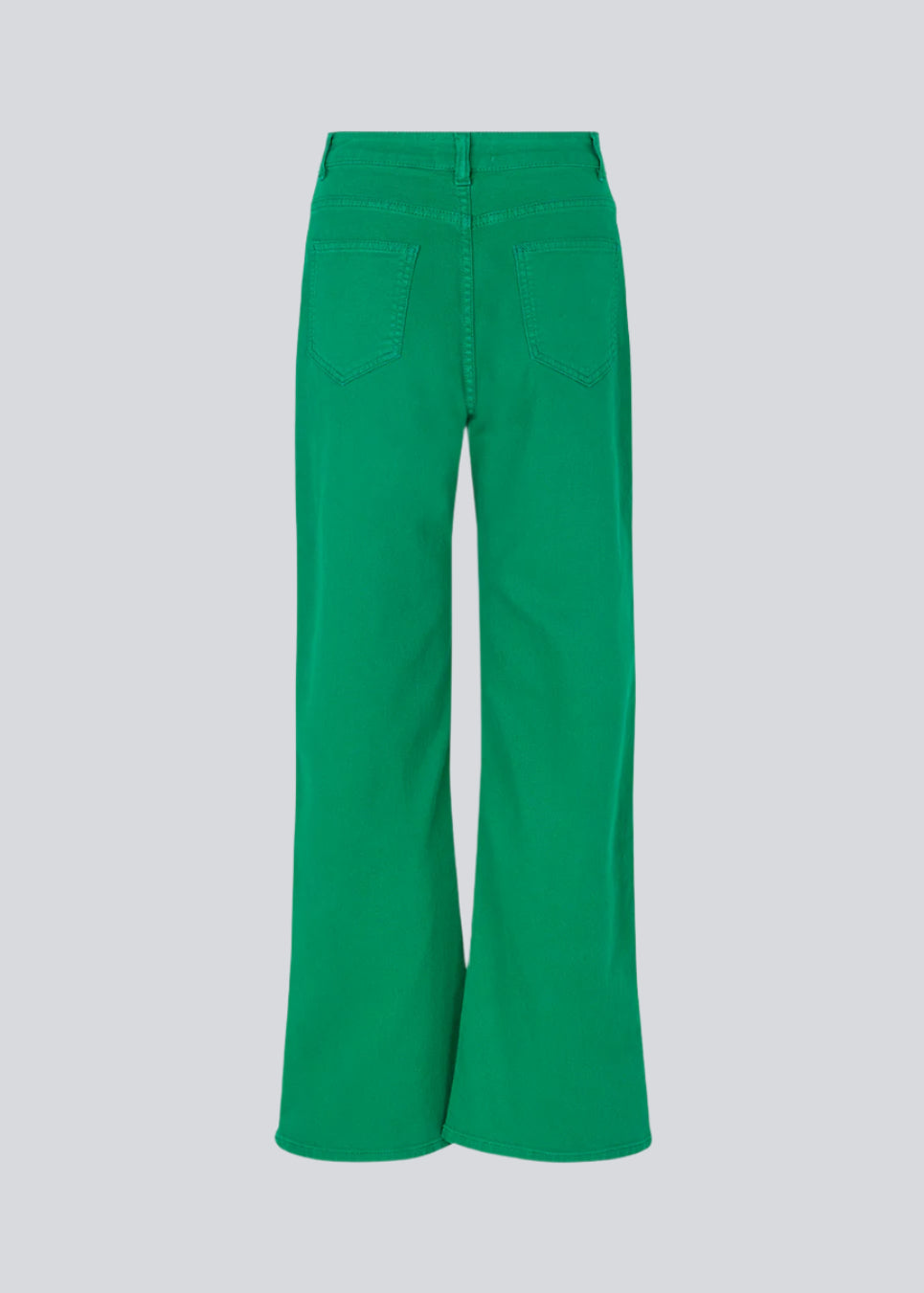 Jeans i grøn i farvet økologisk bomuldsdenim. AmeliaMD jeans har en høj talje, fem lommer og lige, vide ben. Gylp med knap og lynlås.