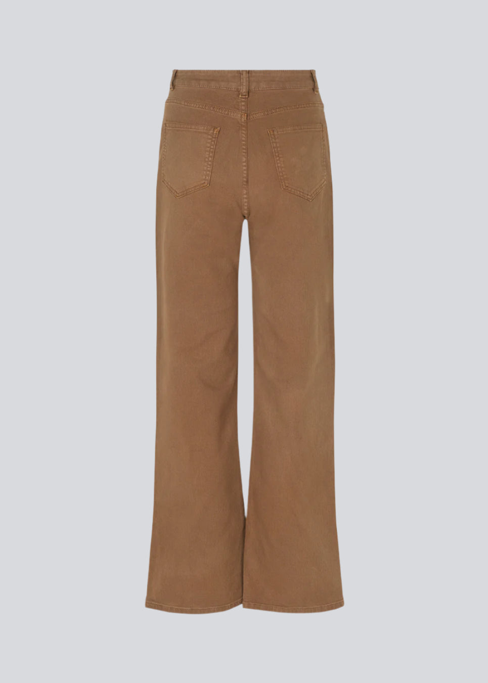 Jeans i farvet økologisk bomuldsdenim. AmeliaMD jeans har en høj talje, fem lommer og lige, vide ben. Gylp med knap og lynlås.