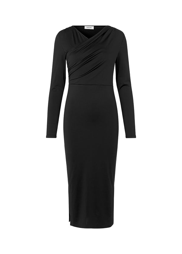 Tætsiddende kjole i sort med langt skørt med slidser i siderne. ArniMD dress har en høj v-udskæring med flatterende wrap-detalje over brystet.