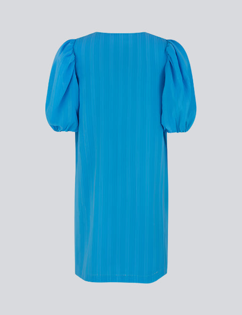 Kort kjole i blå med afslappet pasform og v-udskæring. Ærmerne på AshaMD dress er korte og voluminøse med elastikkant.  Materiale: 100% Polyester  Foer: 100% Polyester