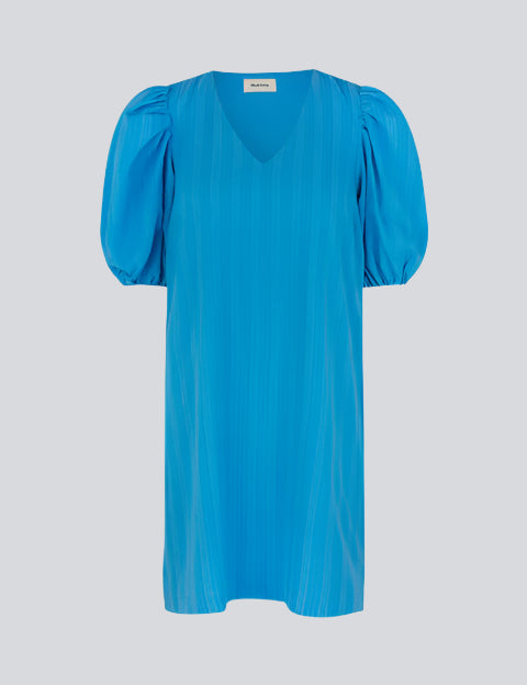 Kort kjole i blå med afslappet pasform og v-udskæring. Ærmerne på AshaMD dress er korte og voluminøse med elastikkant.  Materiale: 100% Polyester  Foer: 100% Polyester