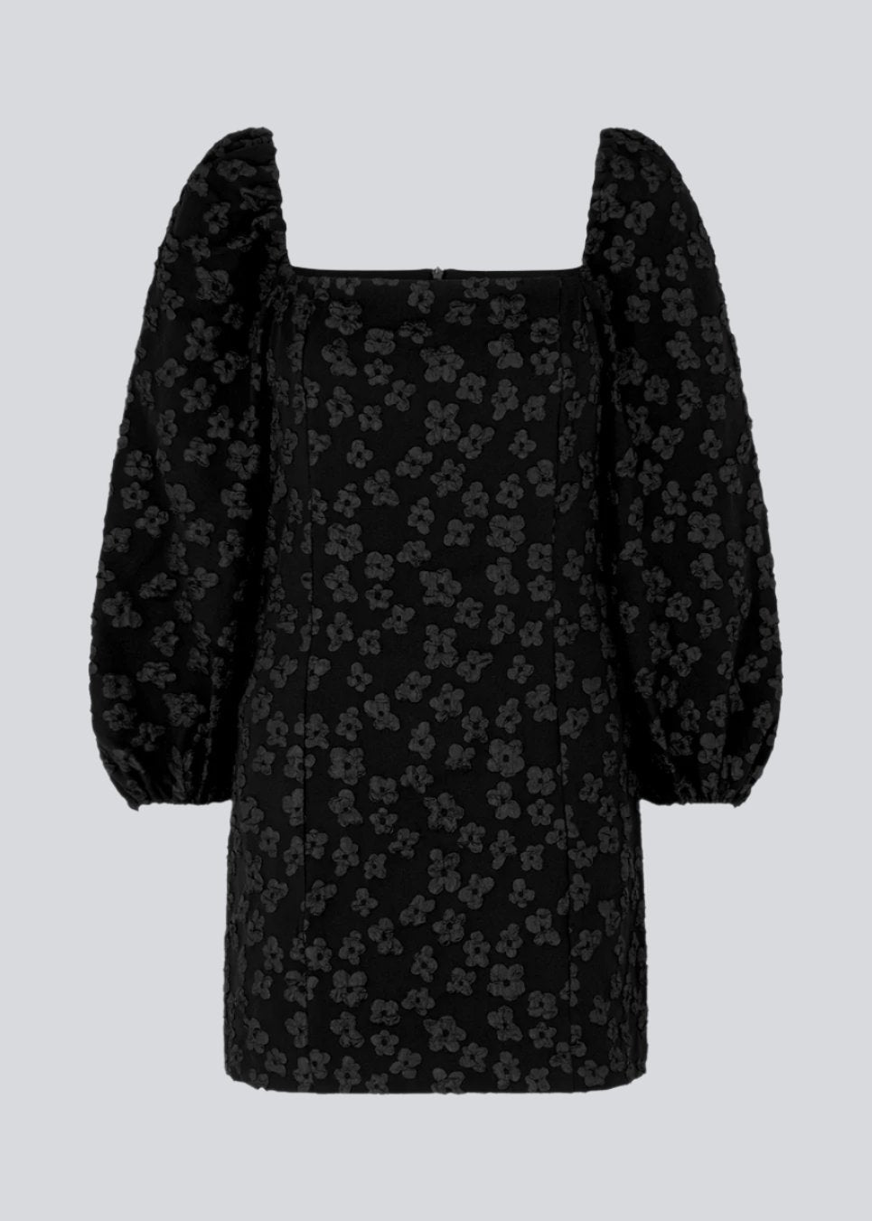 Kort kjole i sort med all-over blomstermotiv. AtiraMD dress har lange ballonærmer med en mere kropsnær krop. Halsudskæringen er firkantet både foran og bagpå.