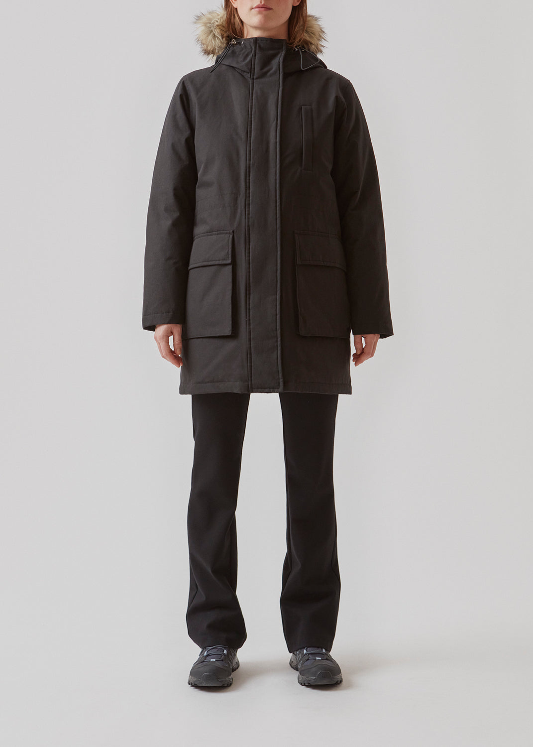 Teknisk jakke med for af dun. BaseMD jacket har justerbar hætte med kunstpels, store, påsyede forlommer og paspoleret brystlomme, samt lange ærmer med ribkant inderst.