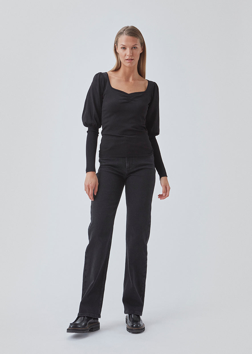 Kropsnær top i sort med lange ærmer i strikket kvalitet. BilgeMD top har en hjerteformet udskæring og lange ærmer med puf og tætsiddende detalje.