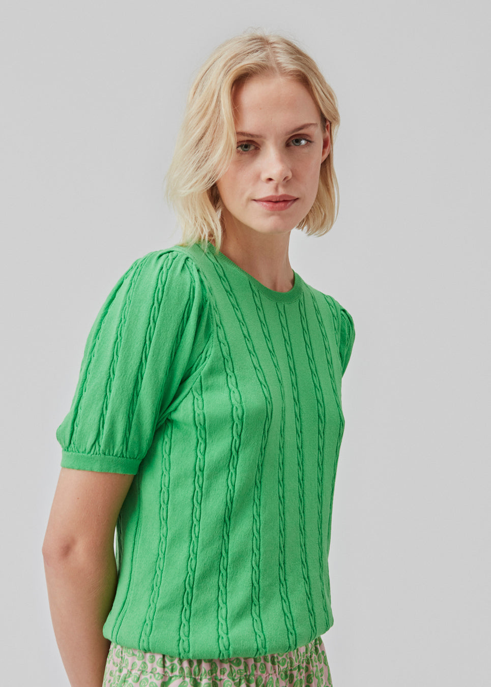 Kortærmet striktrøje i grøn i kabelstrik med rund hals og pufærmer. CarltonMD o-neck er smal og stretchy i pasformen.