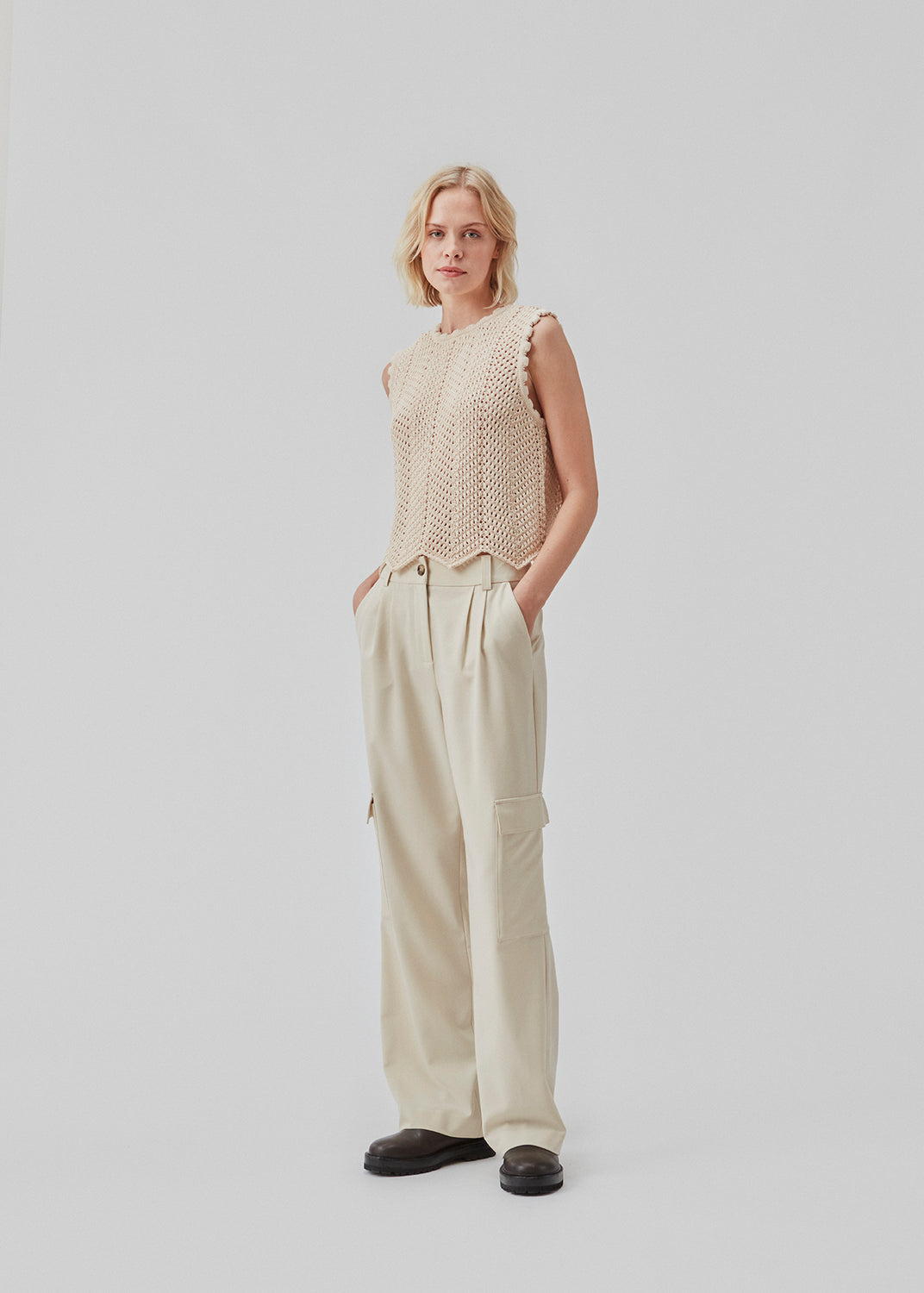 Hæklet top i beige uden ærmer i økologisk bomuld. CaryMD top har detaljerede kanter og en dyb v-udskæring på ryggen. Modellen er 177 cm og har en størrelse S/36 på.