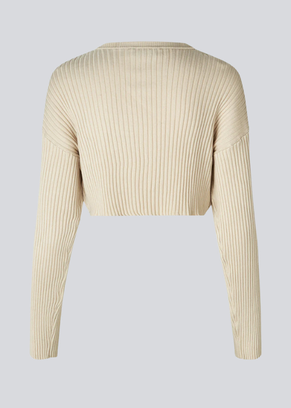 Ribstrikket kort cardigan i beige i blød kvalitet. CateMD cardigan har en afslappet pasform med lav skuldersøm og lange ærmer. Tætsiddende over skuldrene med et lige snit fra brystet og ned.