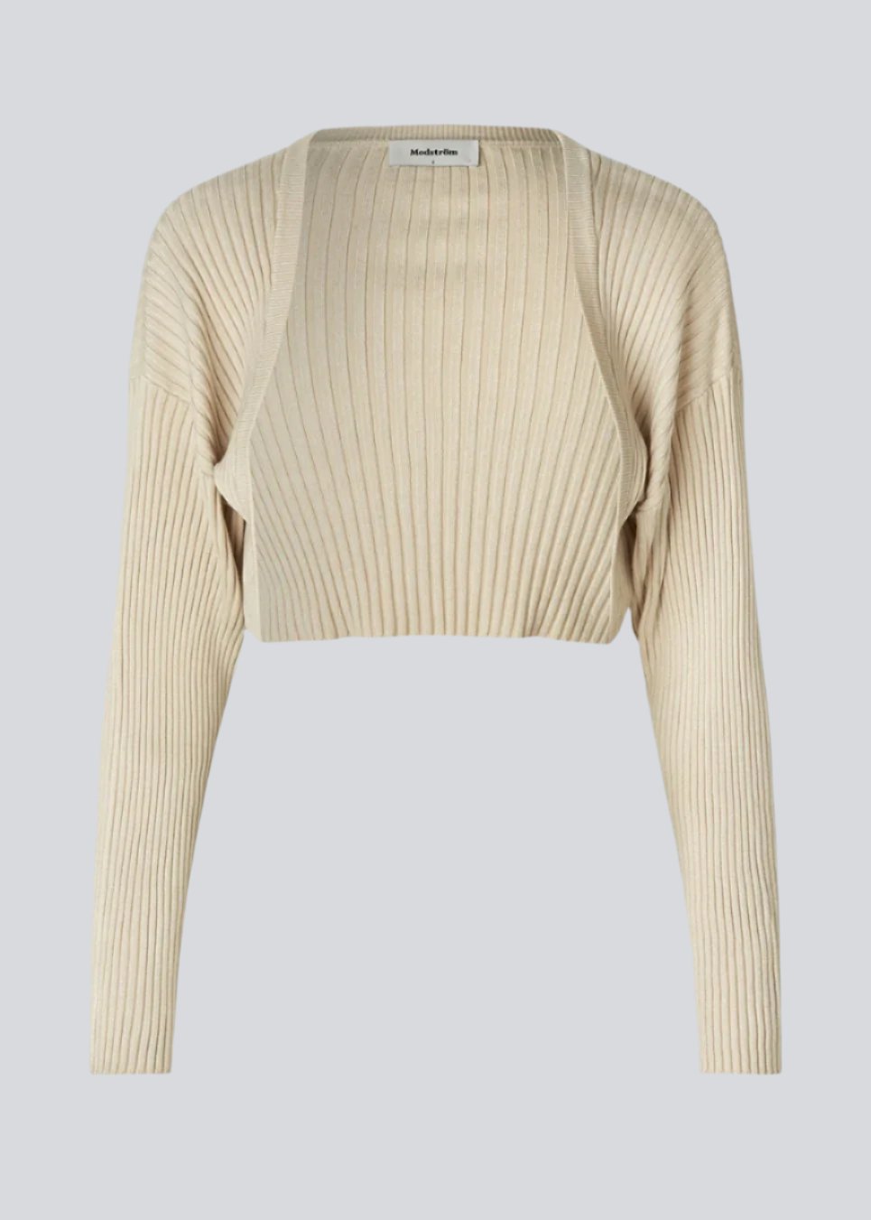 Ribstrikket kort cardigan i beige i blød kvalitet. CateMD cardigan har en afslappet pasform med lav skuldersøm og lange ærmer. Tætsiddende over skuldrene med et lige snit fra brystet og ned.