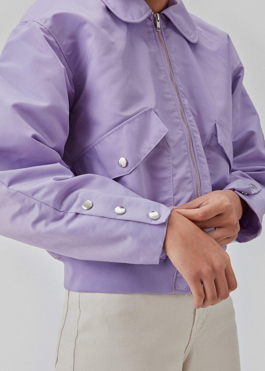 Kort, vatteret bomber jakke. ColtonMD jacket har krave, lynlås foran og lommer med trykknapper. Ribkant forneden.