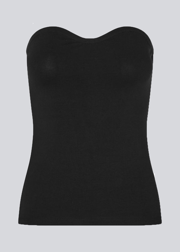Tætsiddende tubetop i sort i blød, ribstrikket bomuldskvalitet. DaeMD tube top har hjerteformet udskæring med silikonekant på indersiden. Materiale: 95% Bomuld 5% Elastan