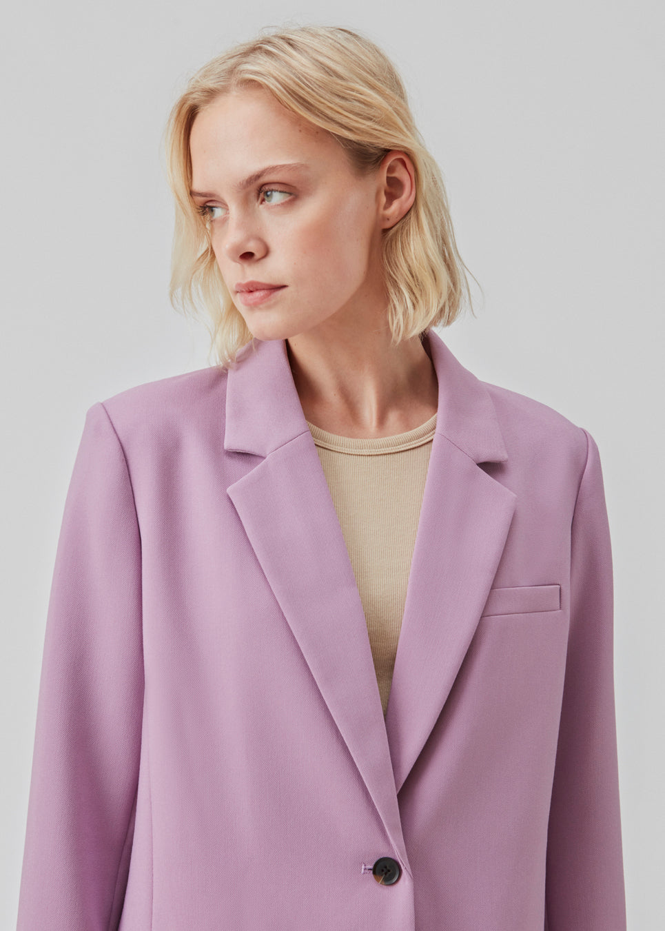 Gale blazer i farven Valerian har et klassisk og elegant design, som kommer til udtryk i den flotte reverskrave og den lange pasform. Blazeren har knaplukning fortil og en brystlomme i venstre side. Style blazeren med matchende bukser: Gale pants.  Blazeren er stor i størrelsen. Vi anbefaler at gå en størrelse ned.  Shop matchende bukser her: Gale pants