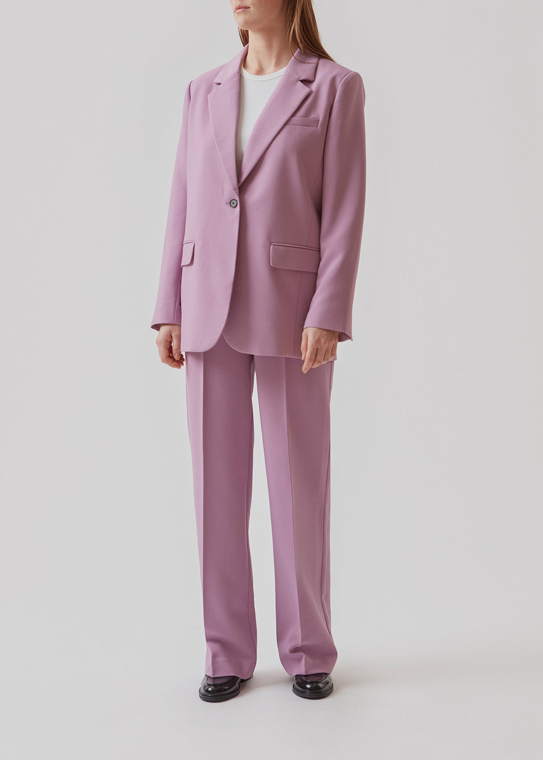 Gale blazer har et klassisk og elegant design, som kommer til udtryk i den flotte reverskrave og den lange pasform. Blazeren har knaplukning fortil og en brystlomme i venstre side.