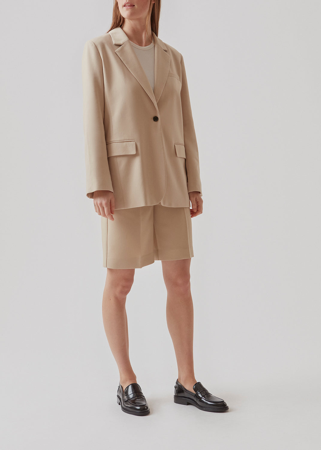 GaleMD shorts i beige har et klassisk design. Shortsene har knælange, vide ben med pressefolder som skaber et elegant look. Modellen er 173 cm og har en størrelse S/36 på.  Style med matchende blazer: Gale blazer, i samme farve.