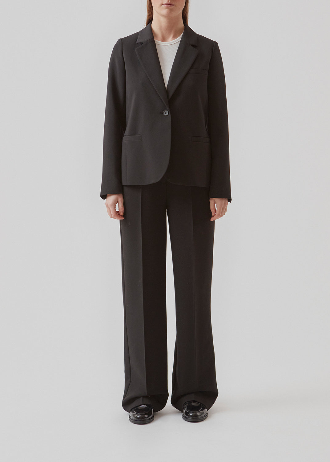 Klassisk enkeltradet blazer i sort i vævet kvalitet med krave og revers. GaleMD straight blazer har paspolerede forlommer og lukning med en knap foran. Med for.  Style blazeren med en matchende bukser: Gale straight pants eller Gale pants i sort.