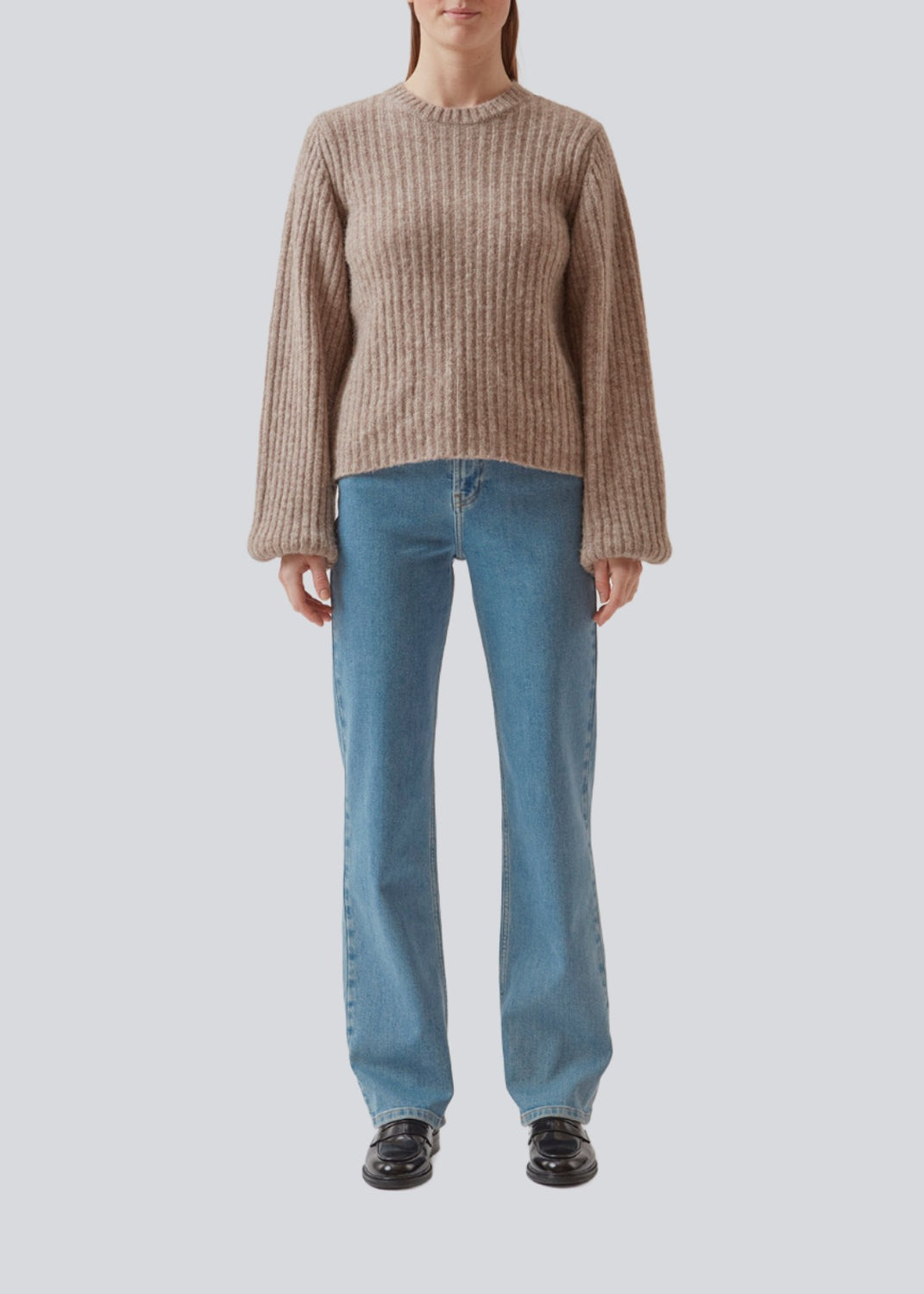 Enkel strik i rib med en smal pasform, store ballonærmer og en rund halsudskæring. Både ærmer og halsudskæring afsluttes med en tynd rib. Goldie o-neck er i en alpaka-blanding, der giver en luksuriøs følelse og look.