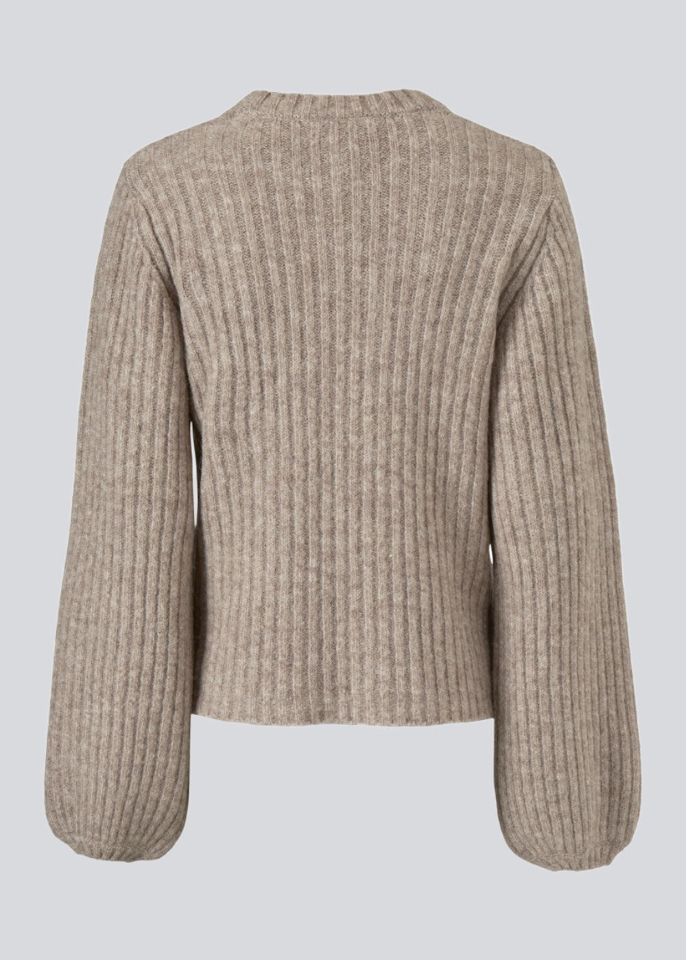 Enkel strik i rib med en smal pasform, store ballonærmer og en rund halsudskæring. Både ærmer og halsudskæring afsluttes med en tynd rib. Goldie o-neck er i en alpaka-blanding, der giver en luksuriøs følelse og look.