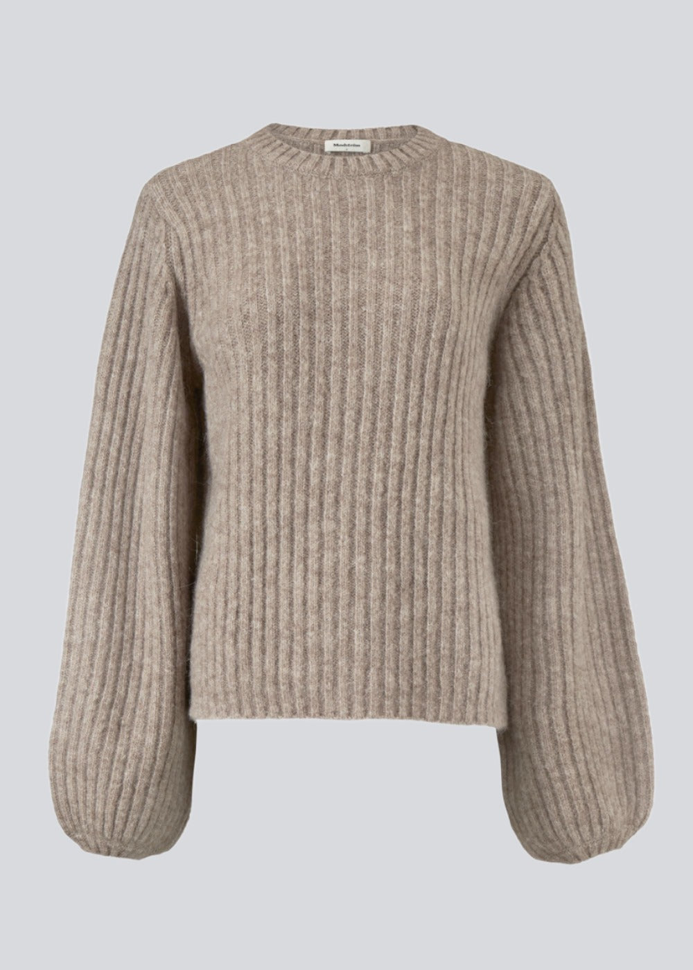 Enkel strik i rib med en smal pasform, store ballonærmer og en rund halsudskæring. Både ærmer og halsudskæring afsluttes med en tynd rib. Goldie o-neck er i en alpaka-blanding, der giver en luksuriøs følelse og look.