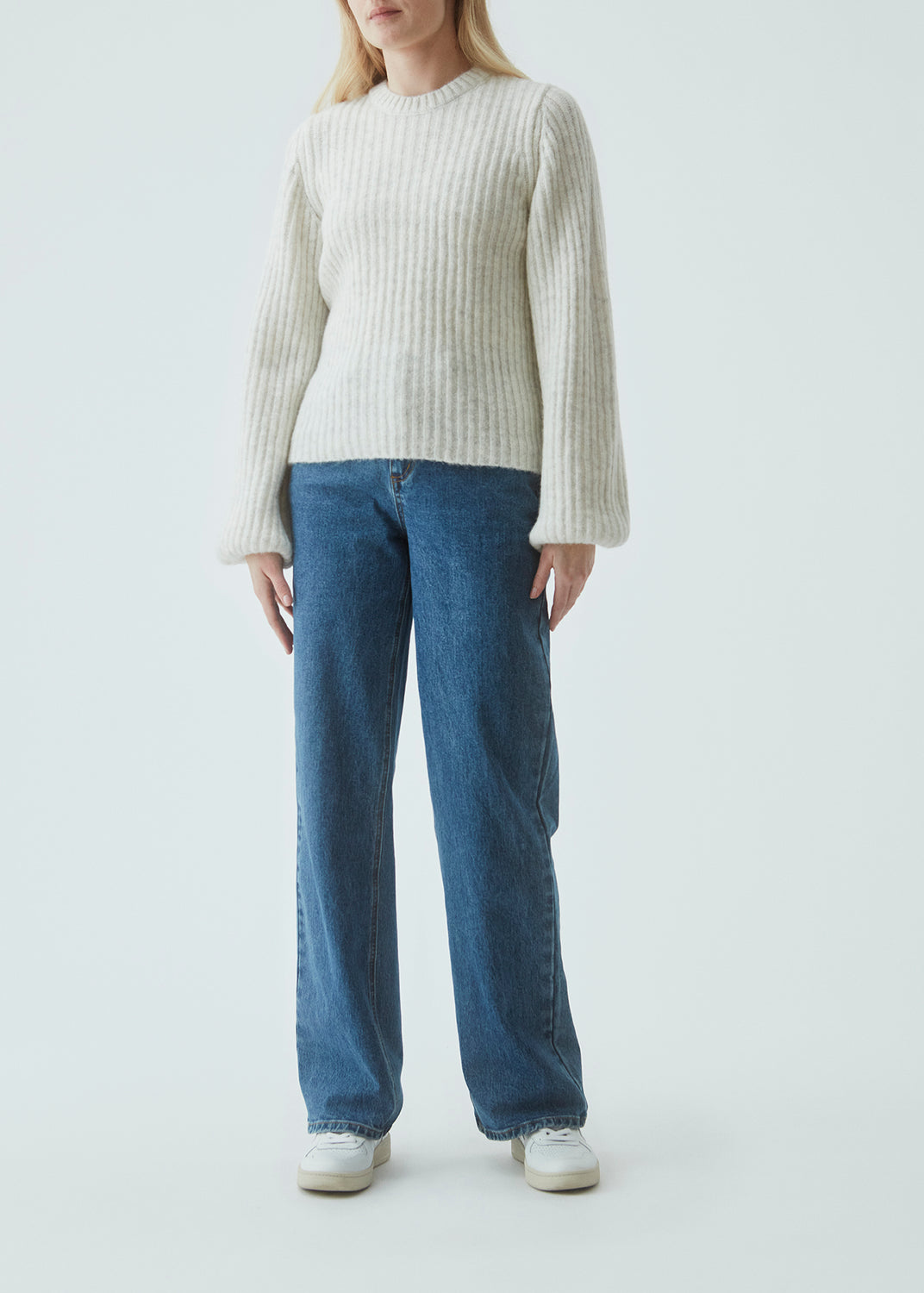 Enkel strik i rib med en smal pasform, store ballonærmer og en rund halsudskæring. Både ærmer og halsudskæring afsluttes med en tynd rib. Goldie o-neck er i en alpaka-blanding, der giver en luksuriøs følelse og look.