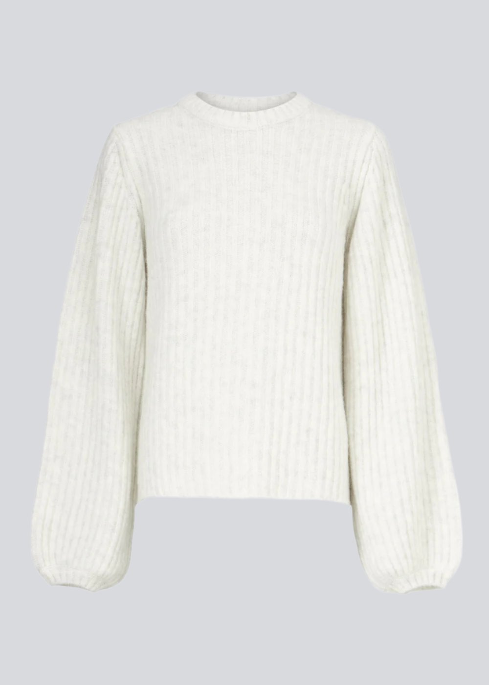 Enkel strik i rib med en smal pasform, store ballonærmer og en rund halsudskæring. Både ærmer og halsudskæring afsluttes med en tynd rib. Goldie o-neck er i en alpaka-blanding, der giver en luksuriøs følelse og look.