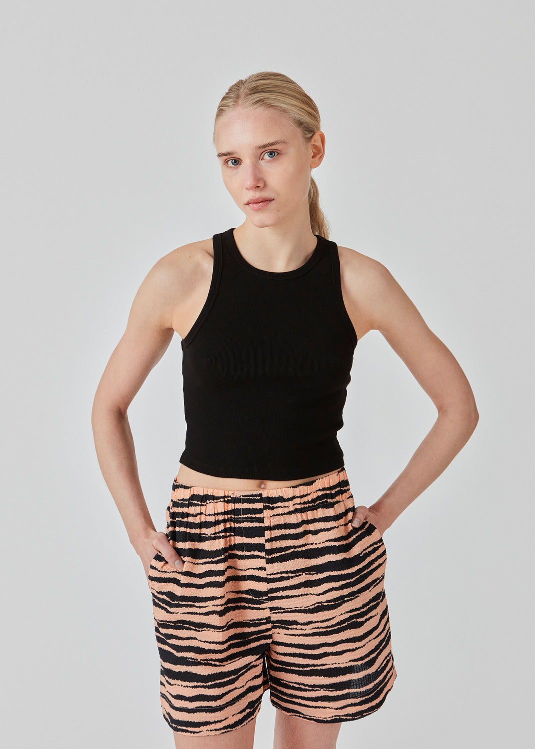Lækker basic top i sort i en blød bomuldsrib. IgorMD crop top har en tætsiddende, cropped pasform med bryderryg og er perfekt at style til et sporty look. Modellen er 173 cm og har en størrelse S/36 på