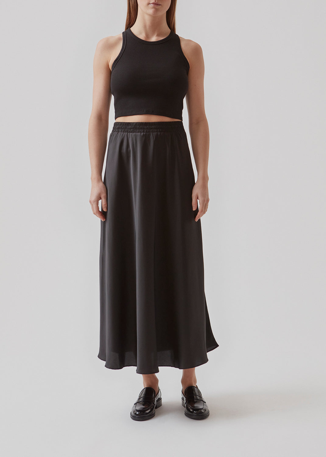 Lækker basic top i en blød bomuldsrib. IgorMD crop top har en tætsiddende, cropped pasform med bryderryg og er perfekt at style til et sporty look. Modellen er 173 cm og har en størrelse S/36 på  Materiale: 95% Bomuld 5% Elastan
