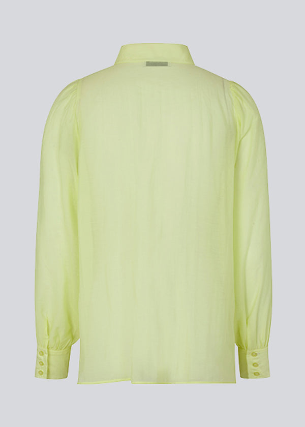 Klassisk skjorte i gul i et let og luftigt materiale. Oskar shirt har en afslappet pasform med voluminøse ballonærmer der afsluttes med en bred manchet. Skjorten er en smule gennemsigtig som skaber et ultra feminint udtryk.