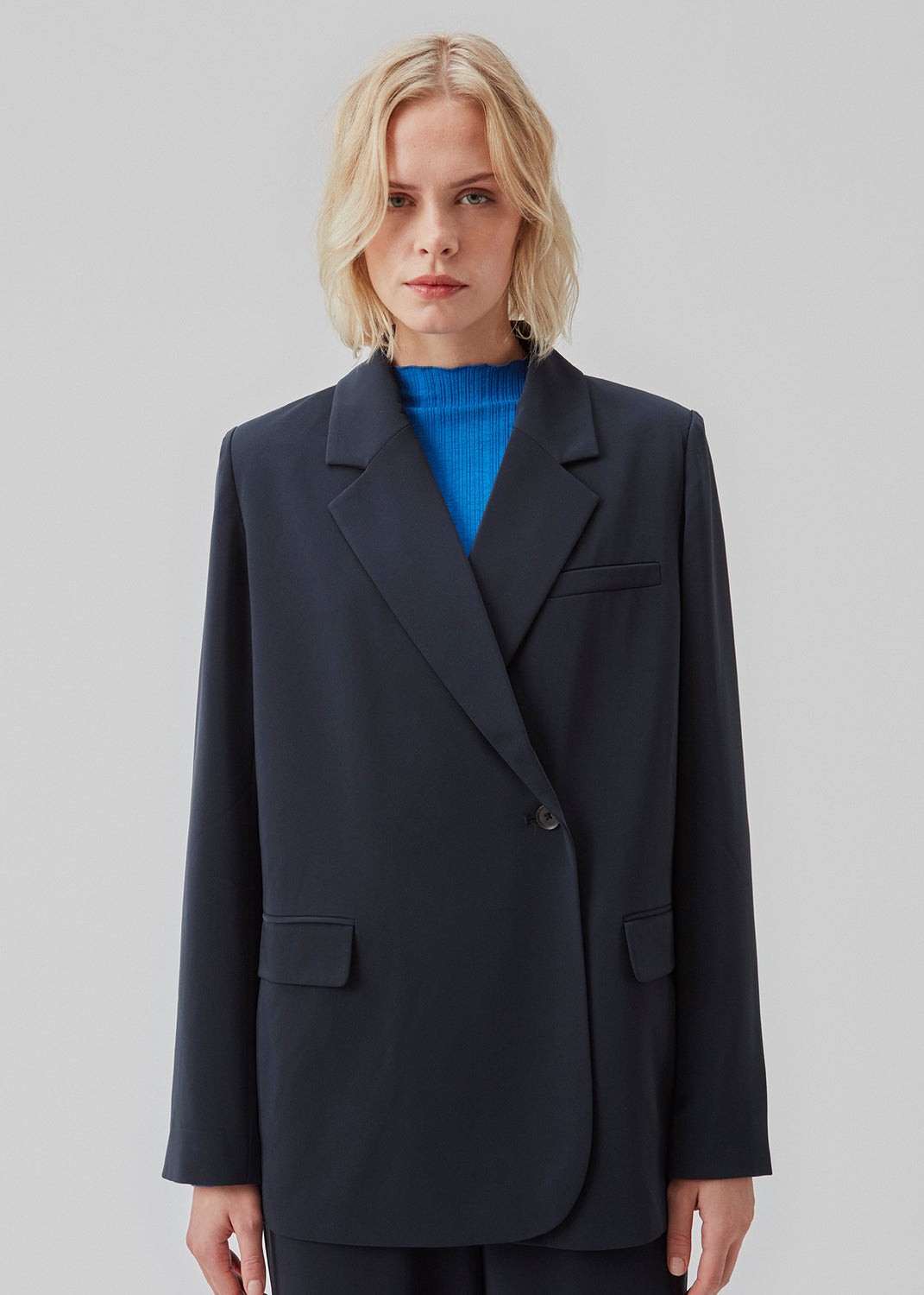 Blazer i et oversize fit med et asymmetrisk look. PerryMD blazer er i en let kvalitet, som kan styles med de matchende bukser eller over en kjole på en sommeraften. Modellen er 177 cm og har en størrelse S/36 på. Shop matchende bukser i samme farve for at fuldende looket: PerryMD pants.