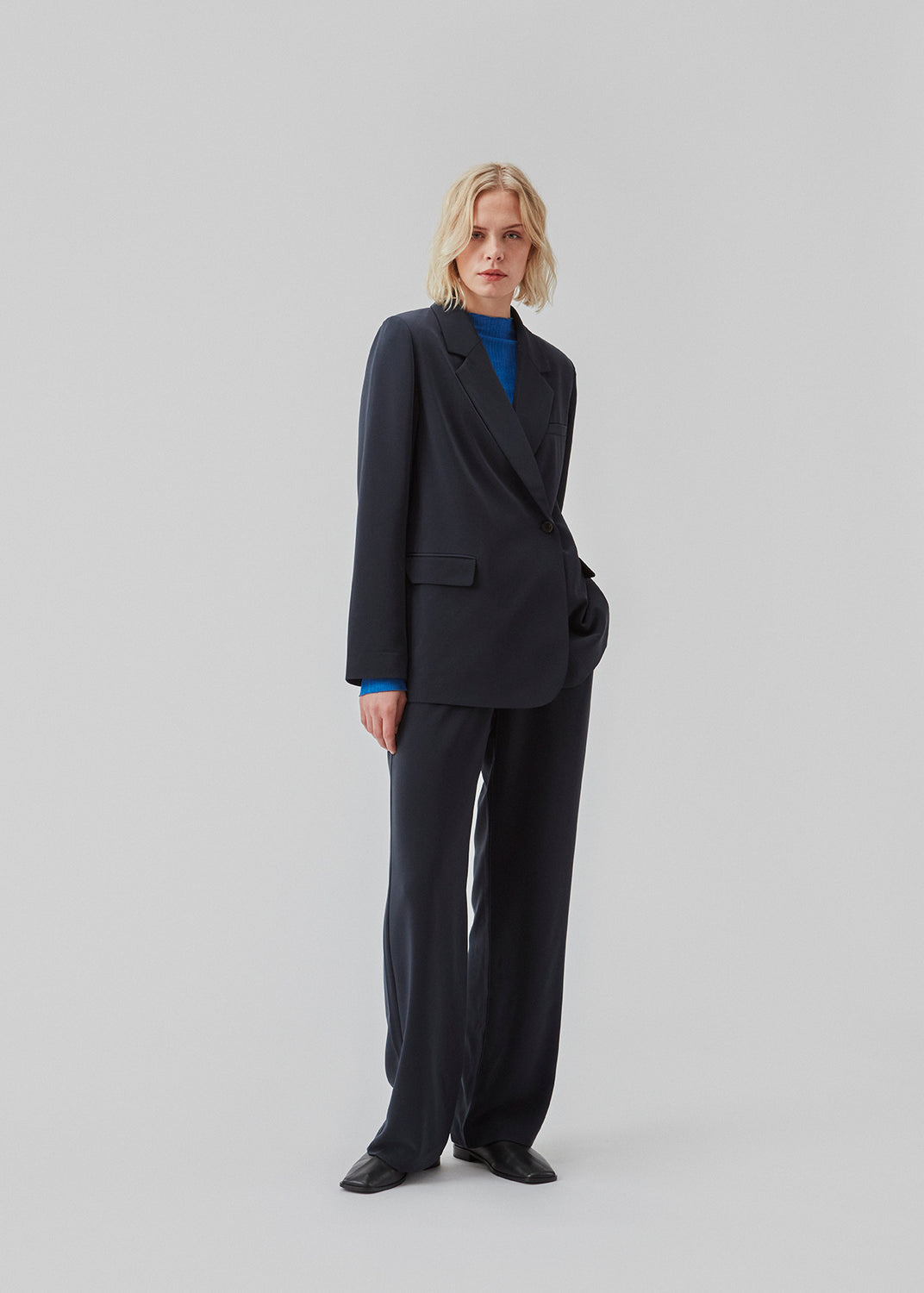 Blazer i et oversize fit med et asymmetrisk look. PerryMD blazer er i en let kvalitet, som kan styles med de matchende bukser eller over en kjole på en sommeraften. Modellen er 177 cm og har en størrelse S/36 på. Shop matchende bukser i samme farve for at fuldende looket: PerryMD pants.