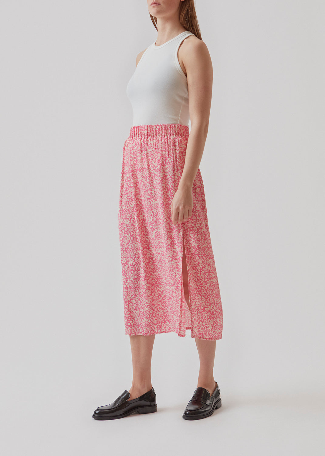 Luftig, lang nederdel i fin lyserød farve og flot print. Nederdelen har elastik i taljen og en slids i siden. Brug nederdelen, RinnaMD print skirt, til hverdag eller til fest.