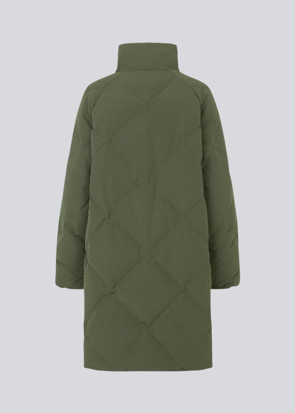 Quiltet jakke med fyld af duni grøn. ScarlettMD jacket er en knælang jakke med høj opretstående krave, samt lynlås og vindslå med trykknapper. Jakken har to forlommer med flap og trykknap og elastik nederst på ærmerne. Modellen er 177 cm og har en størrelse S/36 på.